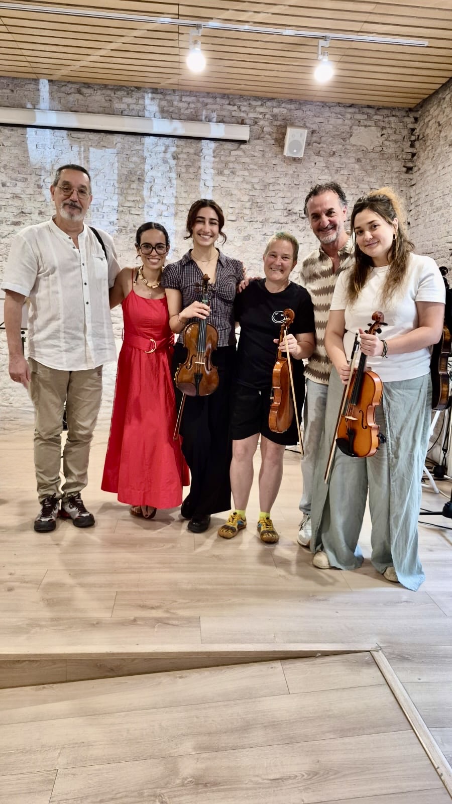 Alumnos y profesora con sus violines tras un recital en Madrid